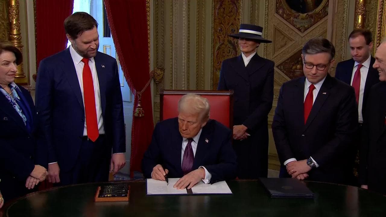 Usa: Trump firma primi decreti in Campidoglio, poi distribuisce le penne tra i presenti