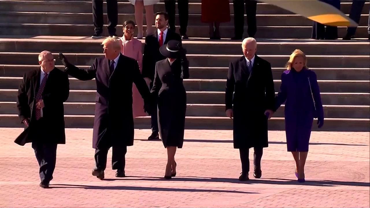 Biden lascia il Campidoglio, Trump lo accompagna verso l'elicottero: le immagini simbolo dell'addio