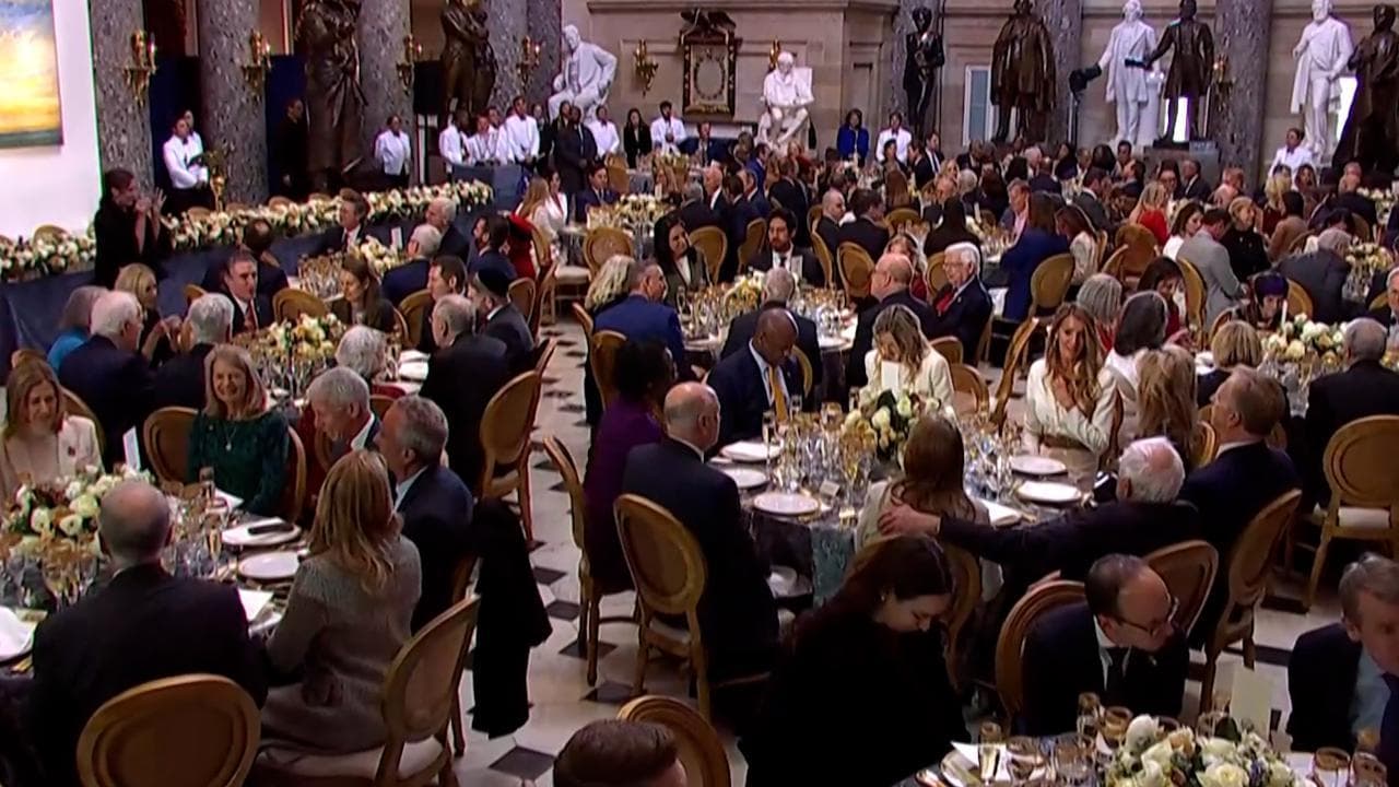 Trump e Vance al pranzo inaugurale dopo il giuramento tra tortini di granchio e costata di manzo