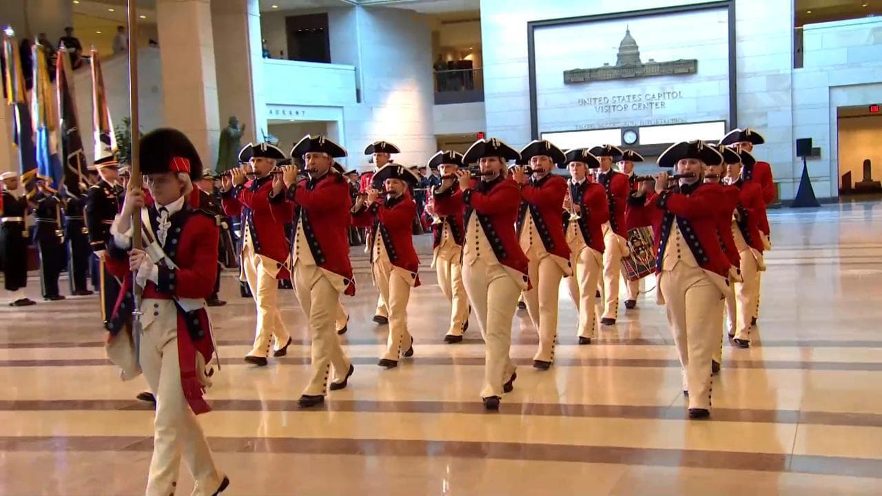 Insediamento di Trump, il tributo musicale dell'esercito Usa in costume d'epoca