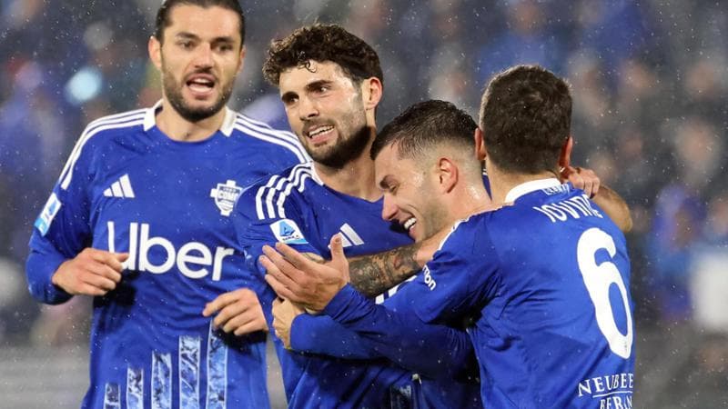 La festa del Como per il 2-1 segnato da Strefezza