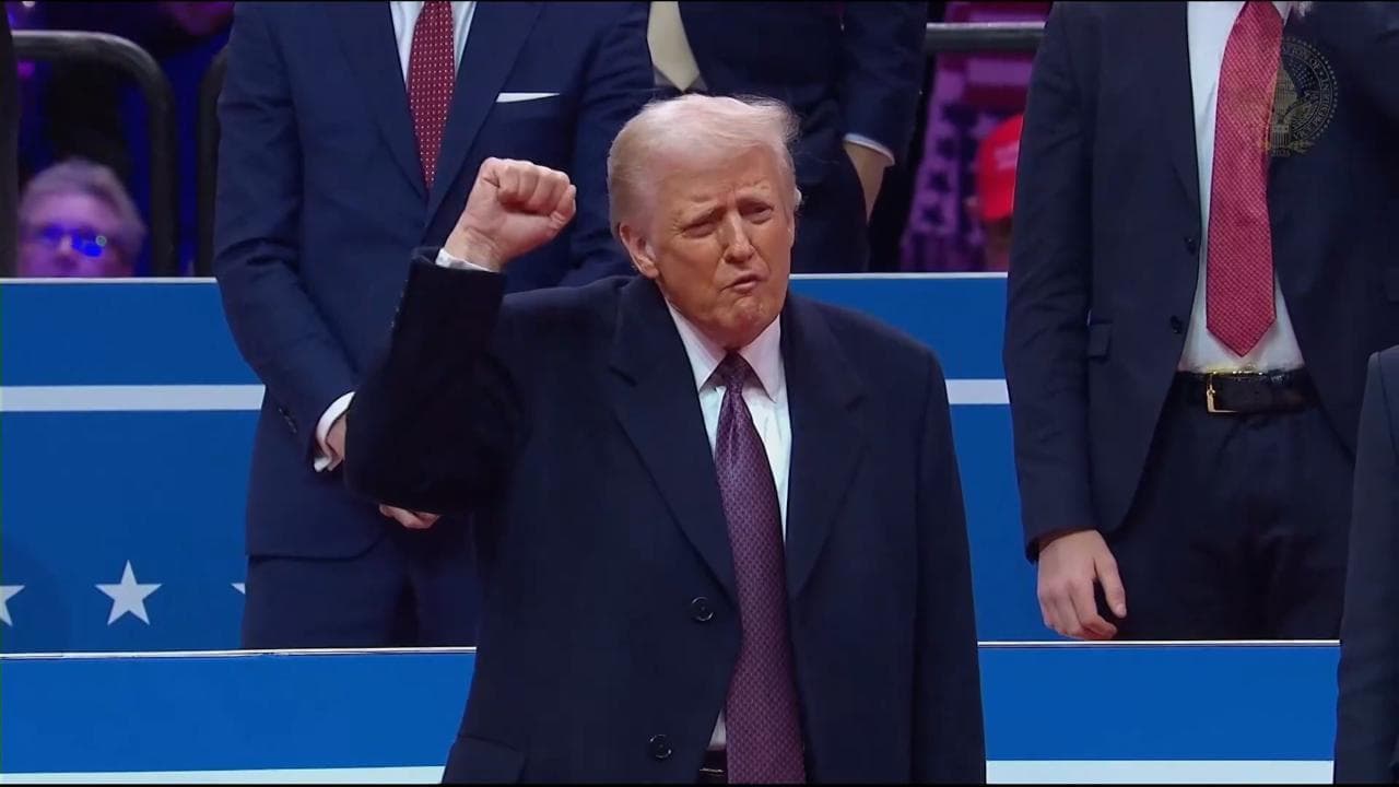Insediamento Trump, il bagno di folla finale alla Capital One Arena