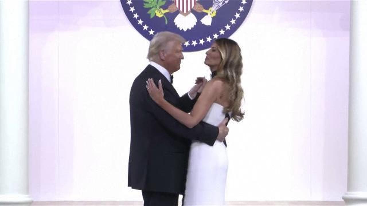 Trump balla con Melania alla fine della giornata di insediamento