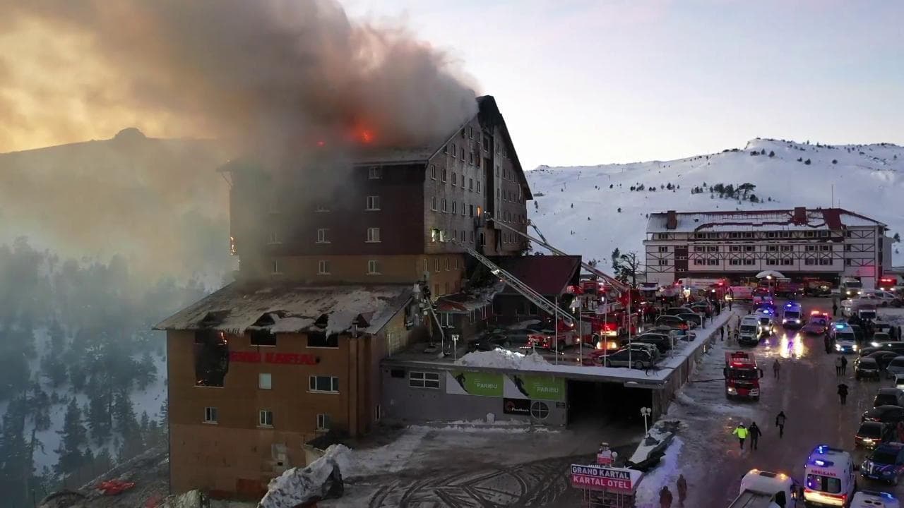 Turchia, incendio in un hotel in stazione sciistica: diversi morti e decine di feriti