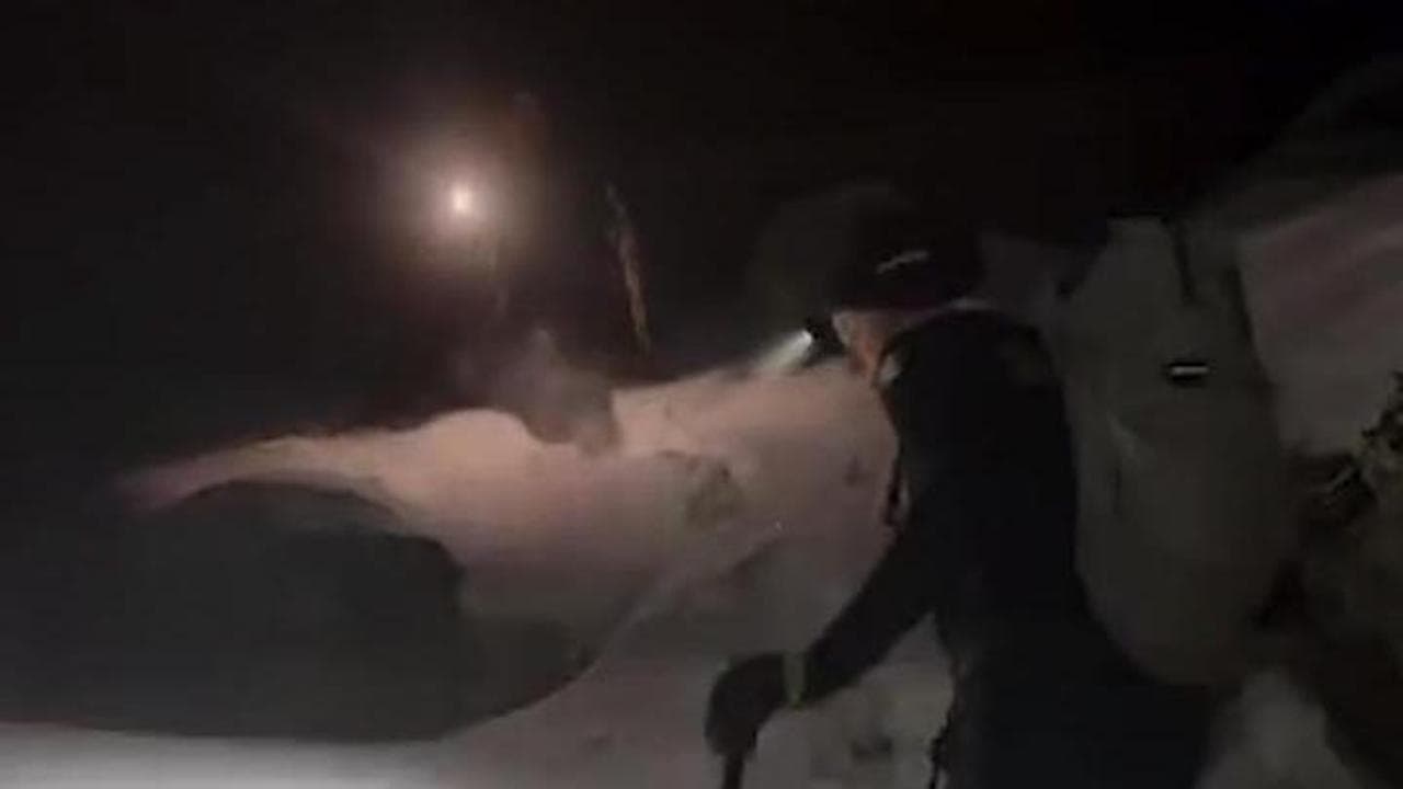 Courmayeur, escursionista senza attrezzatura si perde nella neve: il salvataggio in notturna