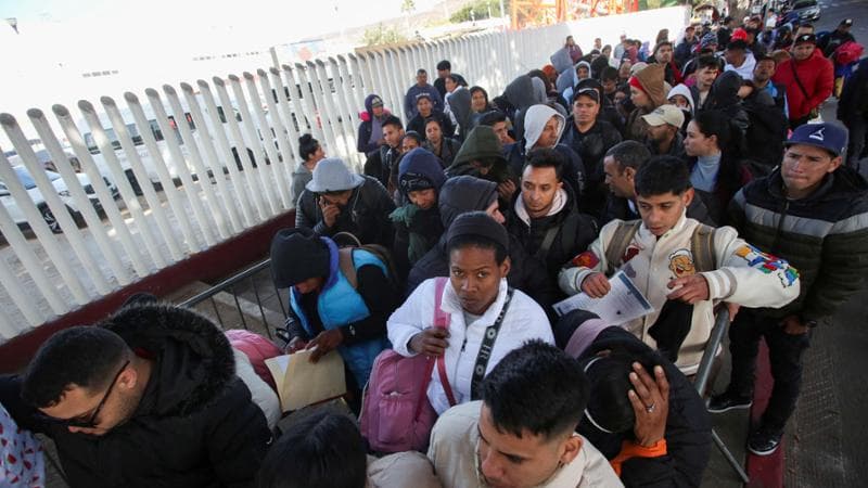 Migranti al posto di frontiera di El Chaparral a Tijuana