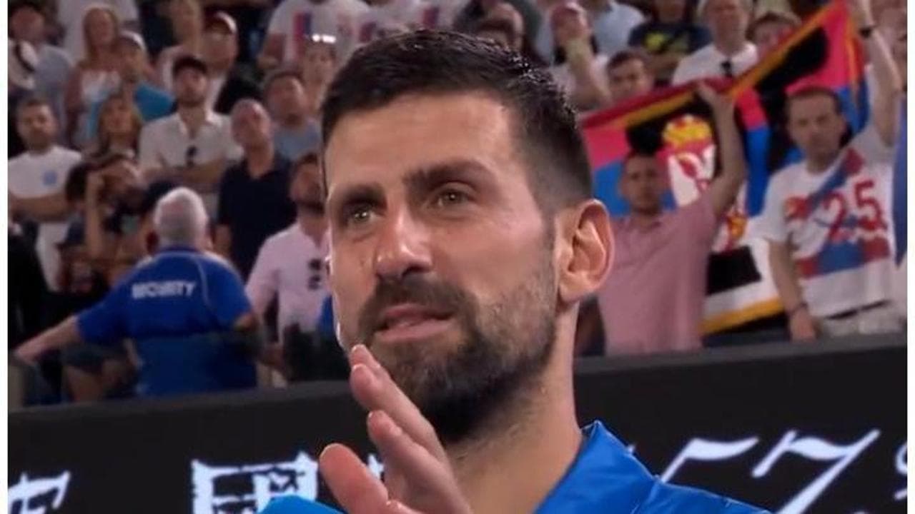 Djokovic vince e dice ai figli: "Grazie per il tifo ma perché siete ancora svegli all'una di notte?"