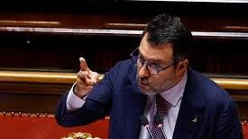 Il governo lascia solo Matteo mentre spiega il complotto