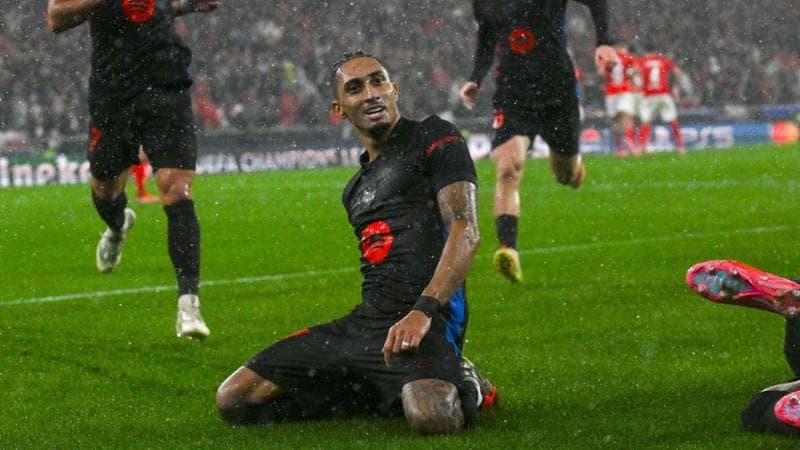 Benfica-Barcellona: Raphinha esulta dopo il gol del 5 a 4