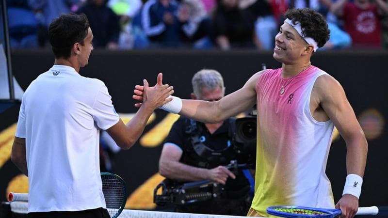Il saluto a fine match tra Sonego e Shelton