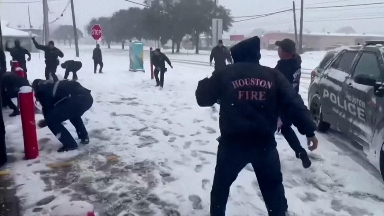 Houston, battaglia di palle di neve tra pompieri e poliziotti: gioco e risate dopo la rara bufera