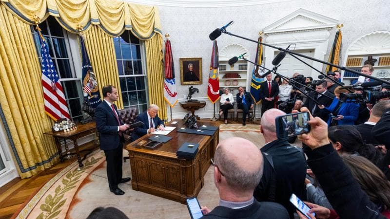 Dal pulsante rosso per la Coca Cola al busto di Churchill: Trump rifà il look allo studio Ovale