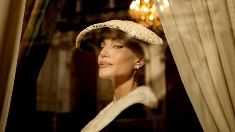 Angelina Jolie è la protagonista di Maria, il film dedicato dal regista  cileno Pablo Larraín a Maria Callas (1923-1977) nella sua ultima settimana di vita a Parigi