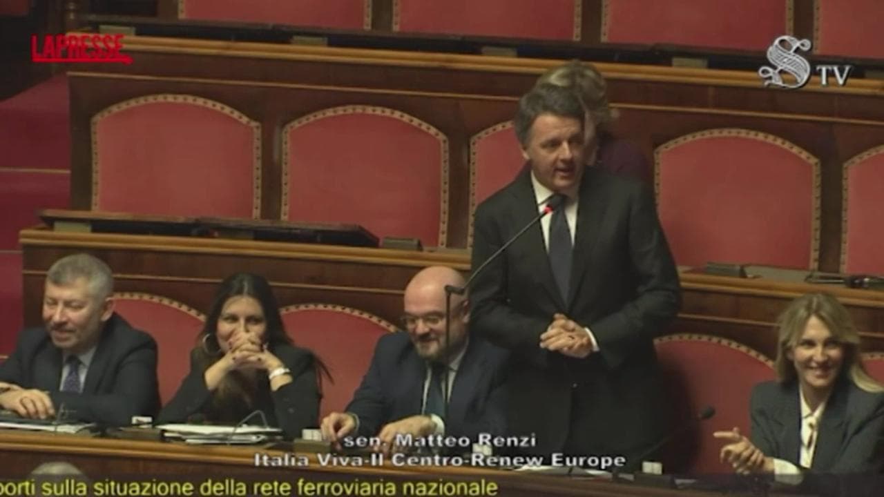 Renzi contro Salvini: "Oggi veste come Trump, ora m'aspetto si vesta come i Village People"