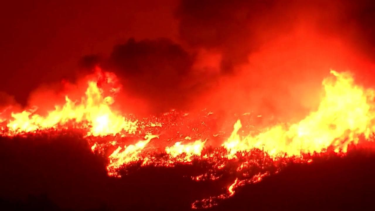 California, nuovi  enormi incendi nella contea di Los Angeles
