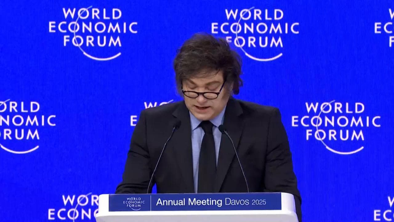 Milei a Davos: "Non sono solo, con me il meraviglioso Elon Musk e la feroce dama Giorgia Meloni"
