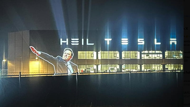 Tesla, attivisti proiettano “Heil” sulla Gigafactory in Germania. Netanyahu assolve Musk