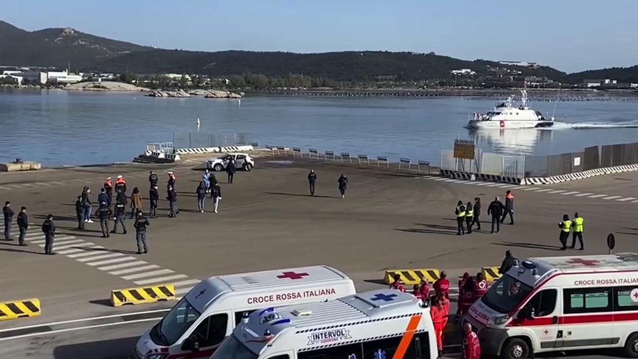 Olbia, l'arrivo in porto di 41 migranti della Ocean Viking