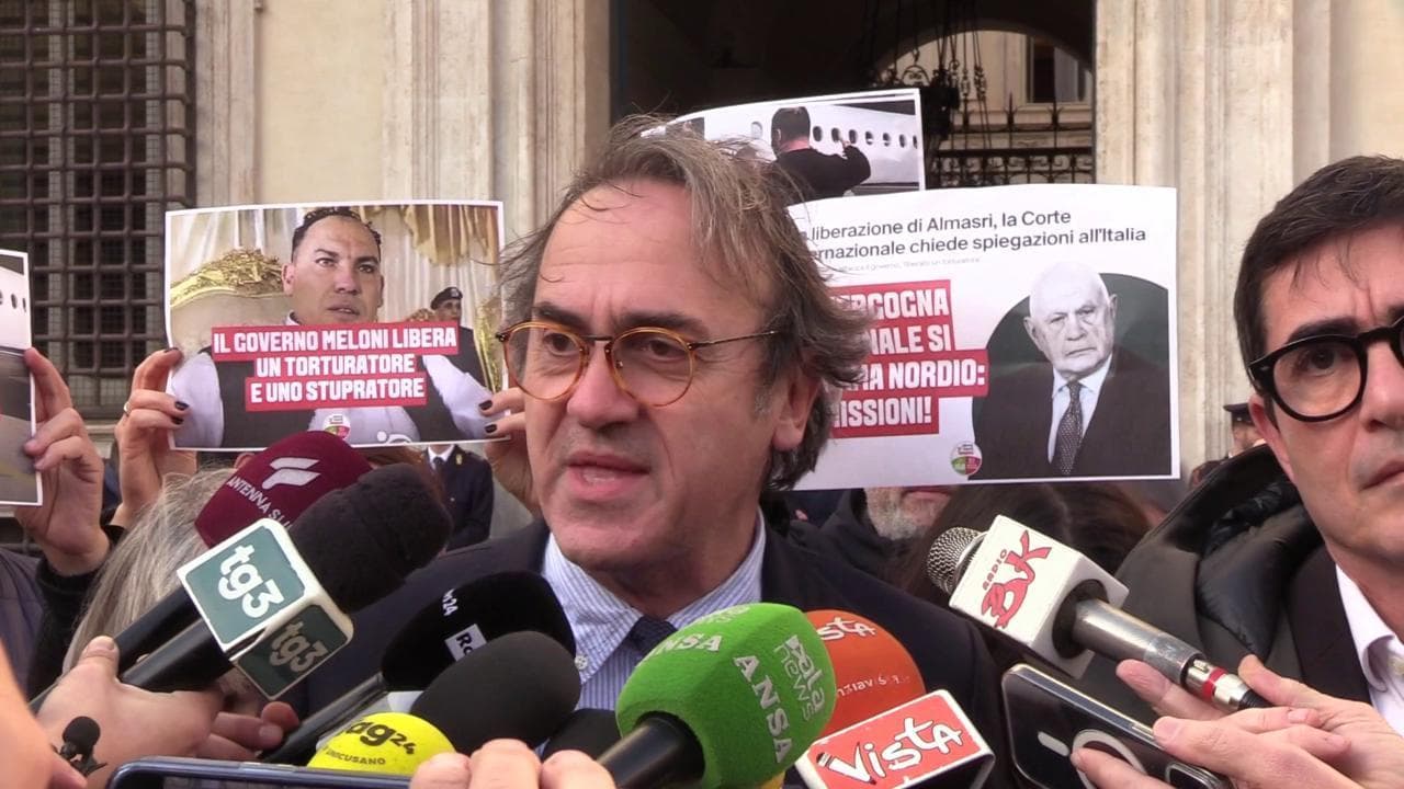 Caso Almasri, flash mob di Avs davanti a Palazzo Chigi: "Una vergogna di Stato"