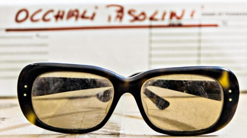 Gli occhiali di Pier Paolo Pasolini ritrovati nella sua giacca dopo l&rsquo;assassinio, il 2 novembre 1975
