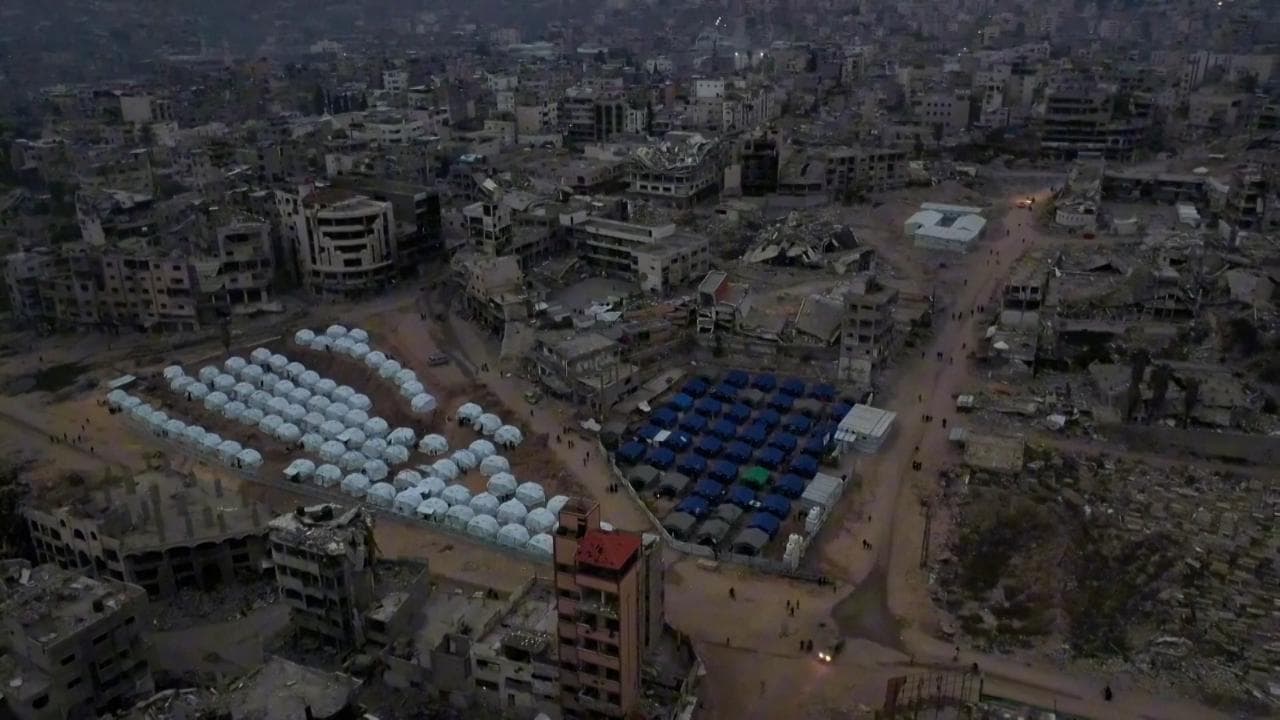 Gaza, il ritorno dei rifugiati: la nuova tendopoli tra le macerie vista dal drone