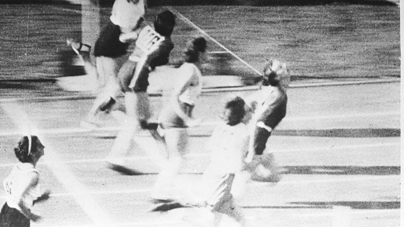 Il traguardo della finale degli 80 metri ostacoli a Berlino 1936: la gara che valse a Ondina Valla (1916-2006) la medaglia d’oro olimpica (Archivio Fotografico Storico “FOTOWALL” di Walter Breveglieri)