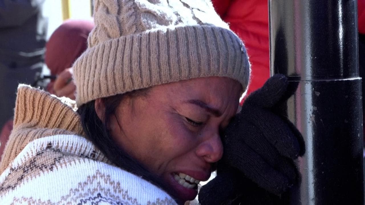 La disperazione dei migranti 'legali' al confine Usa: "Ingiusto negarci l'ingresso così"