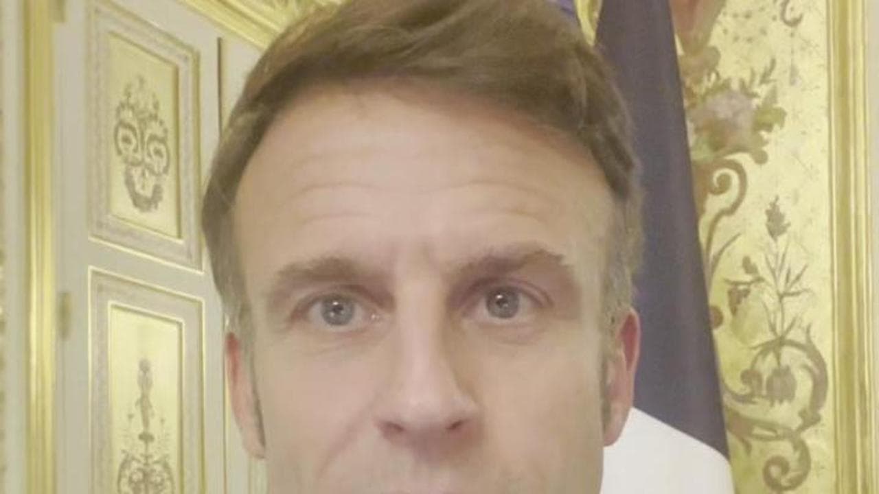 Macron risponde su TikTok all'influencer multato per pagamento con ApplePay al casello autostradale
