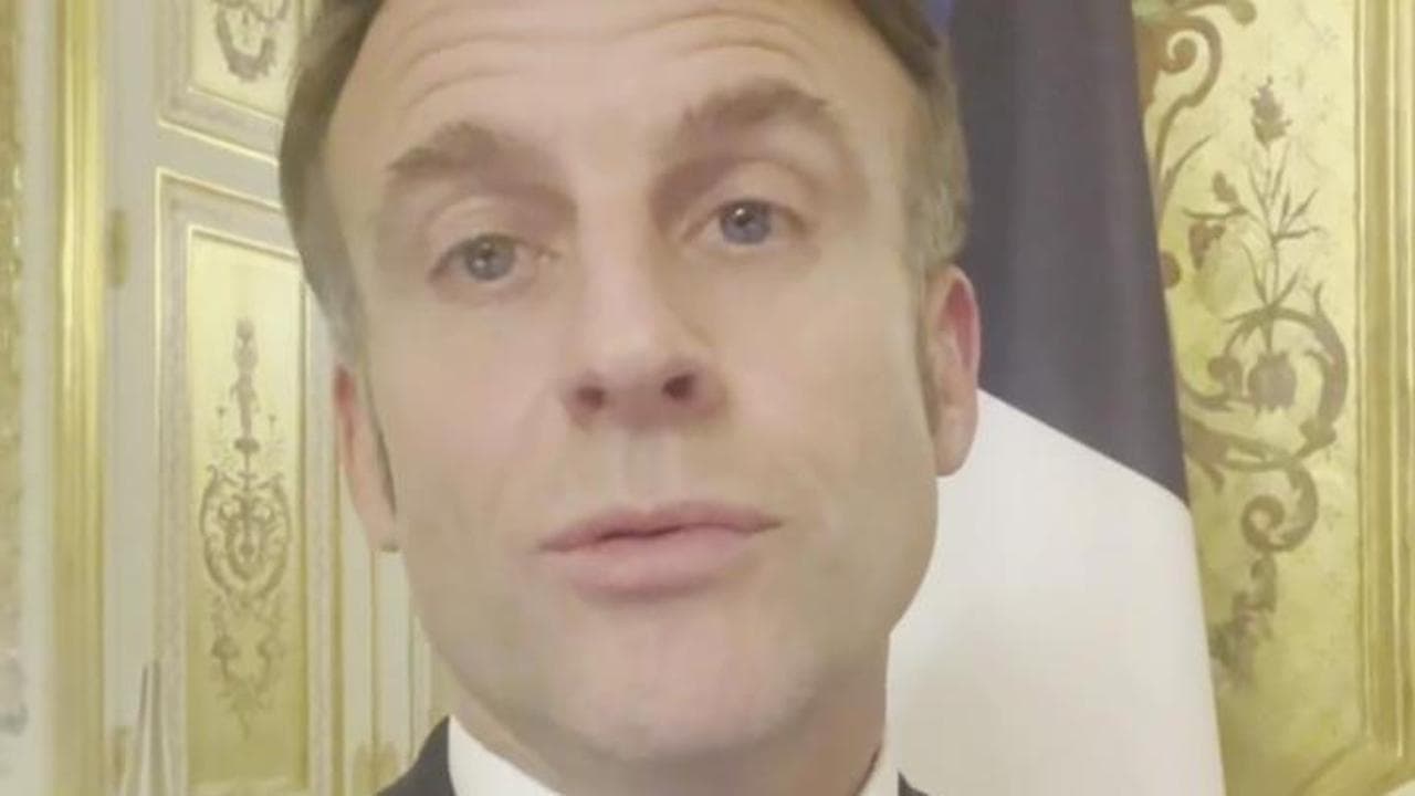Macron risponde su TikTok all'influencer multato per pagamento con ApplePay al casello autostradale