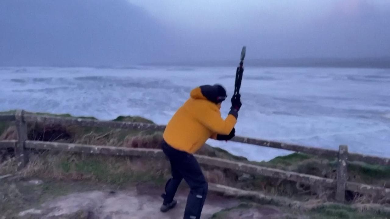 Tempesta Éowyn, il reporter sfida il vento: raffiche di 190 km/h in Irlanda