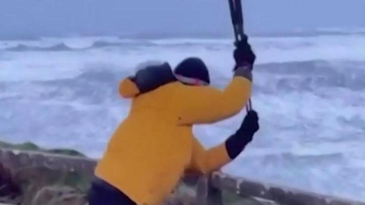 Tempesta Éowyn, il reporter sfida il vento: raffiche di 190 km/h in Irlanda