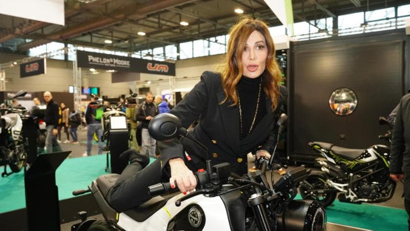 Santanchè sulla moto scappa dai guai: “Non mi dimetto”