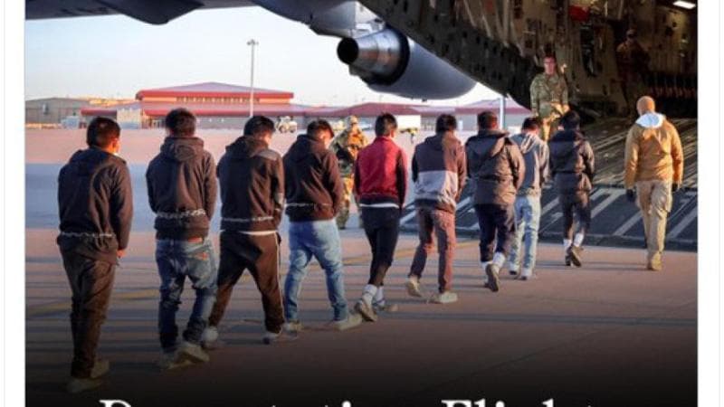 Casa Bianca, la foto shock: immigrati in catene caricati sugli aerei militari