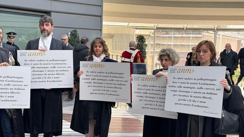 Anno giudiziario, protesta contro il governo. Le toghe lasciano le aule in tutta Italia