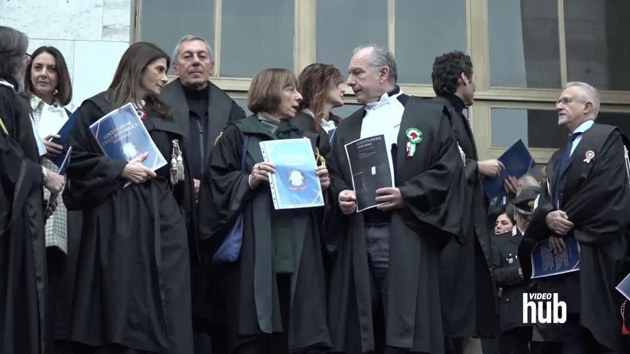 Riforma giustizia, sit-in magistrati a Milano e Roma: "Difendiamo la Carta". Colombo: "È pericolosa"