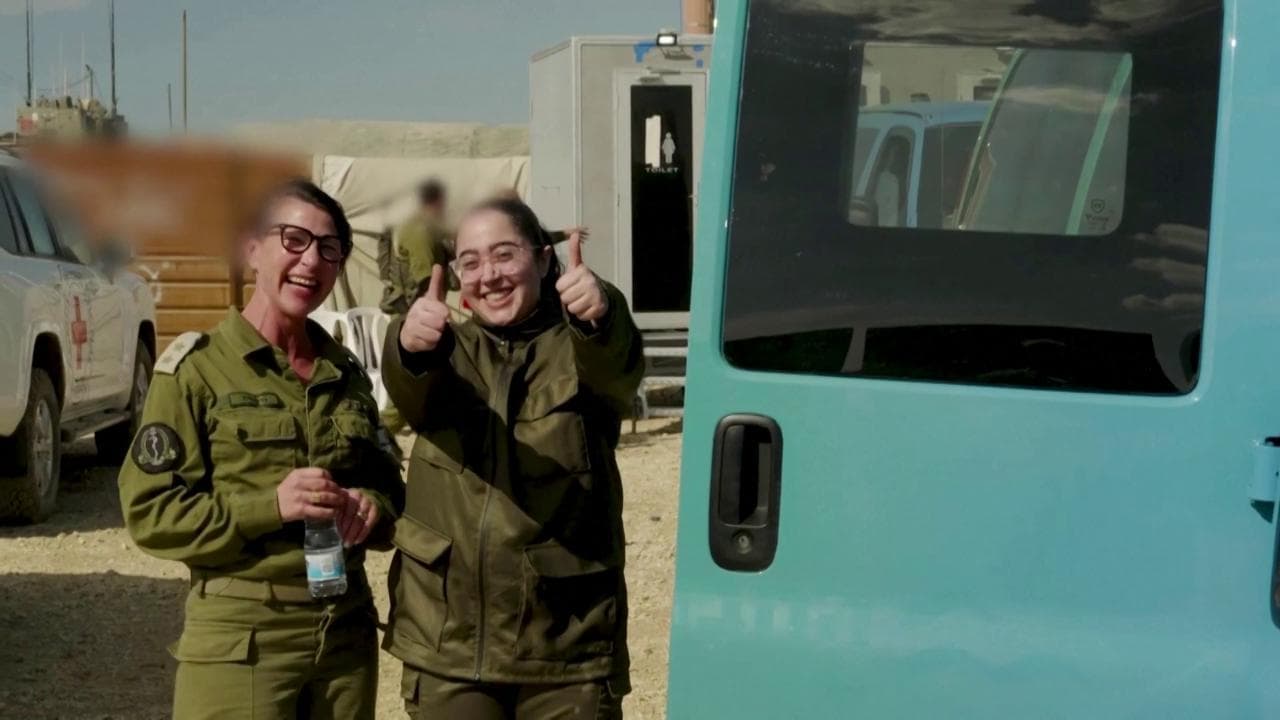Striscia di Gaza, la consegna delle soldate liberate all'Idf tra gli abbracci, poi il rientro a cas