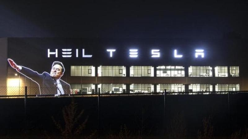 Germania, la procura indaga per Musk col braccio teso proiettato sulla fabbrica Tesla