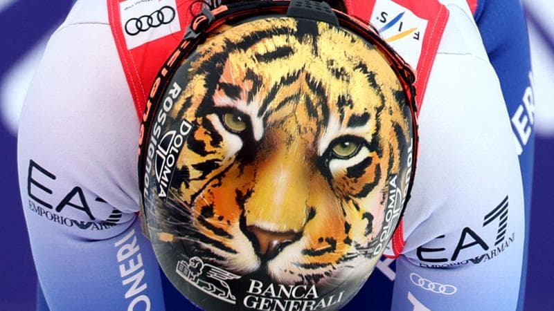 Federica Brignone mostra il suo casco con la serigrafia di una tigre