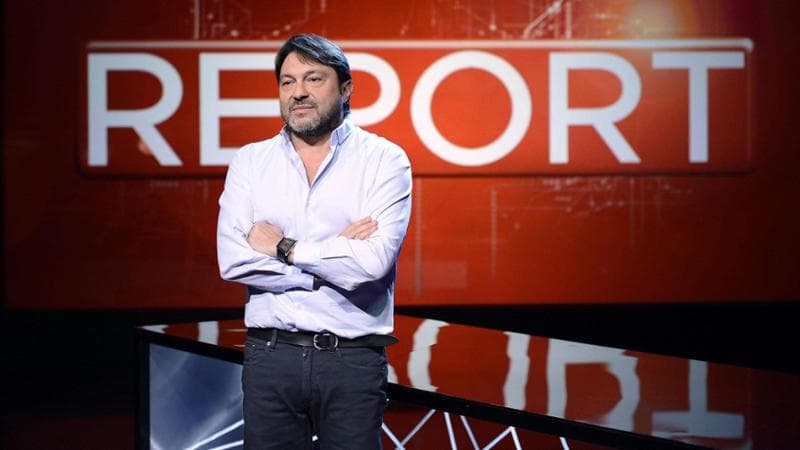 Il giornalista Sigfrido Ranucci nello studio della trasmissione di Rai3 Report
