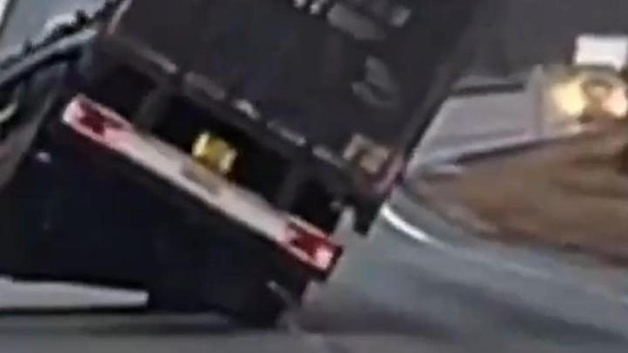 Scozia, la furia della tempesta Eowyn: il vento ribalta il camion in autostrada