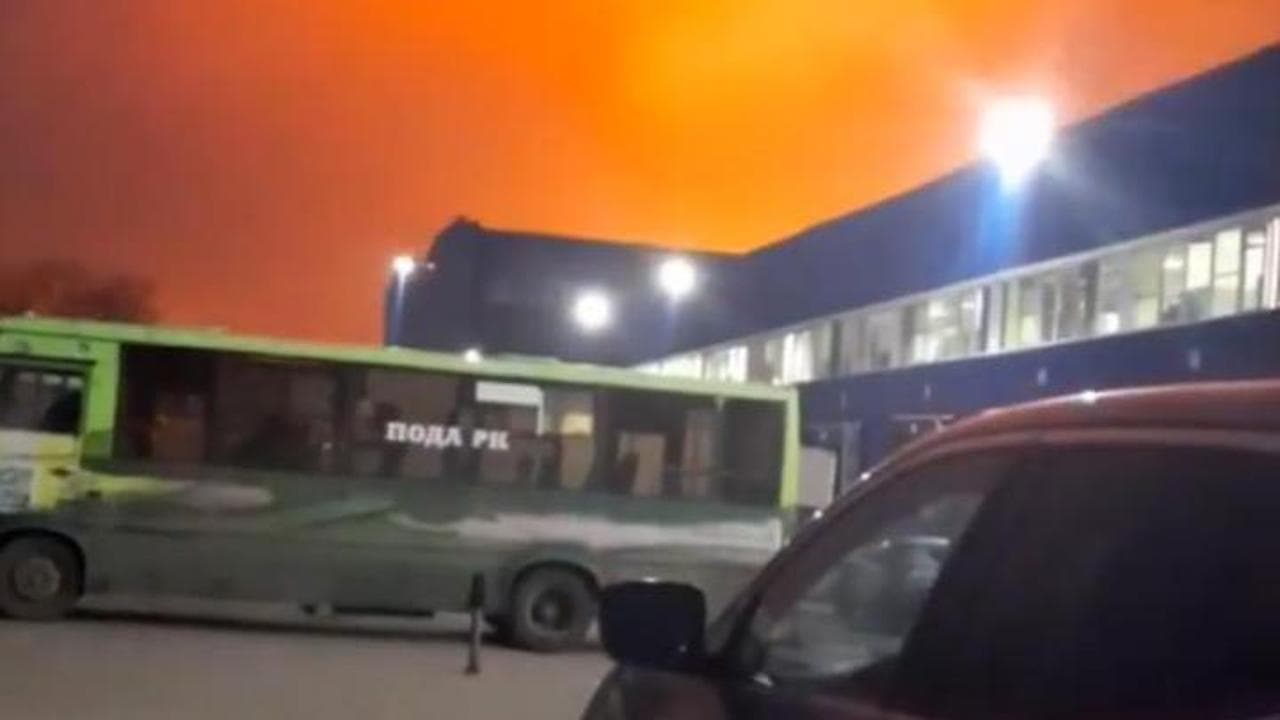 Ucraina, attacco con decine di droni alla raffineria russa. Mosca: "Abbattuti"