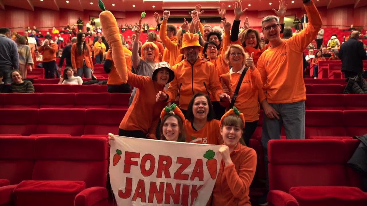Torino, al Teatro Regio Carota Boys e fan: un'onda arancione per Jannik Sinner