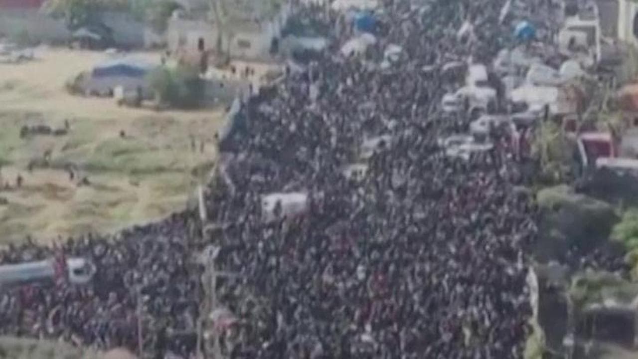 Gaza, il dramma delle migliaia di sfollati bloccati al valico: le immagini dal drone