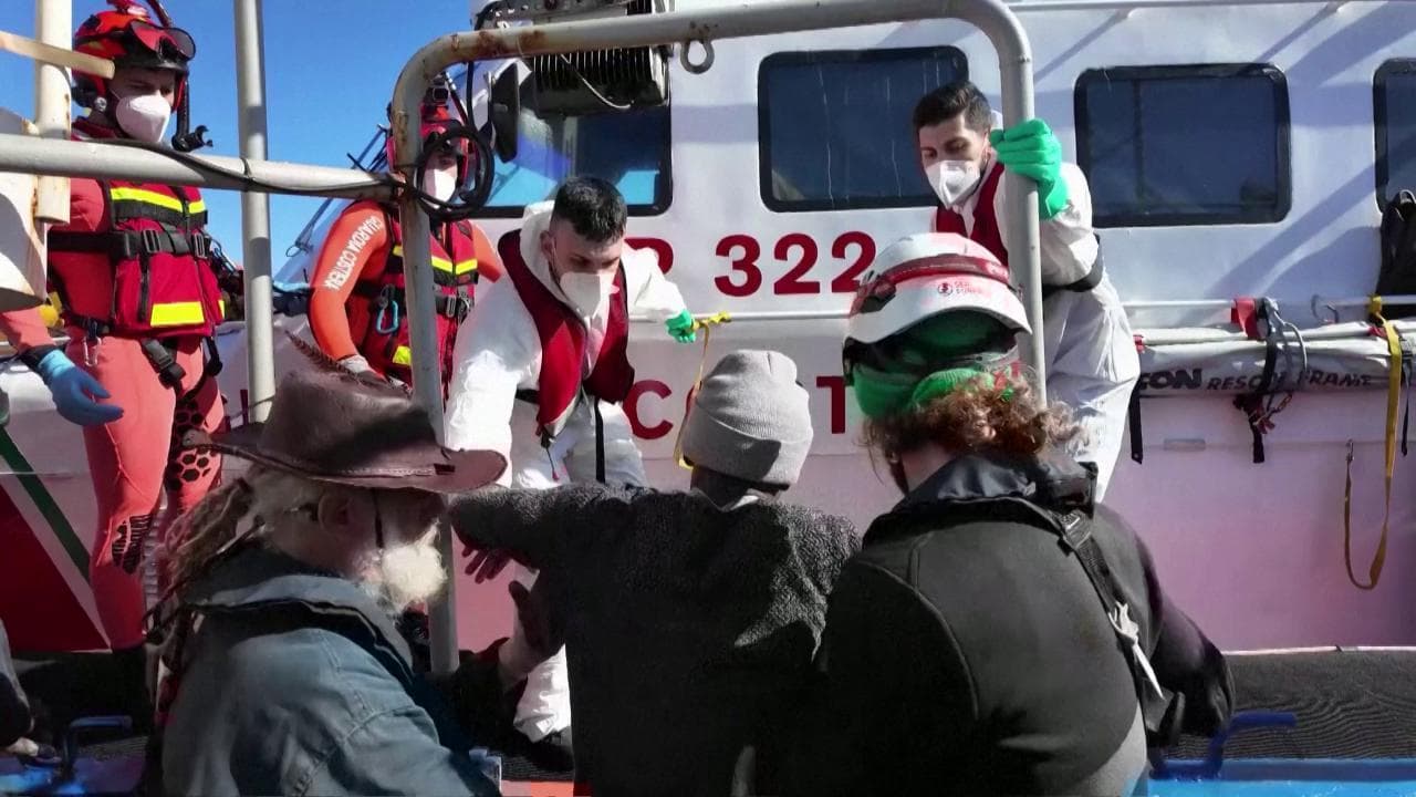 Migranti: le immagini del salvataggio della ong Sea Punks. Tre bambini non ce l'hanno fatta