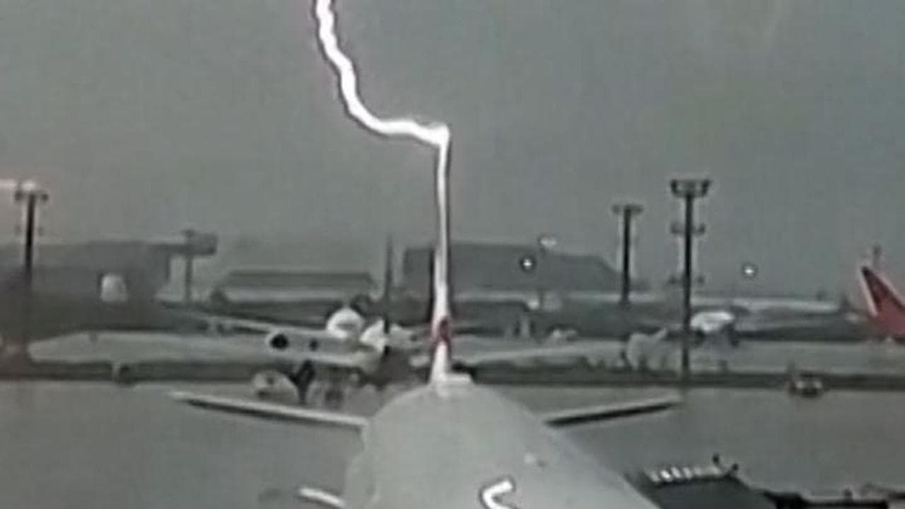 San Paolo, fulmine colpisce un aereo in partenza per Londra: stop al volo per controlli
