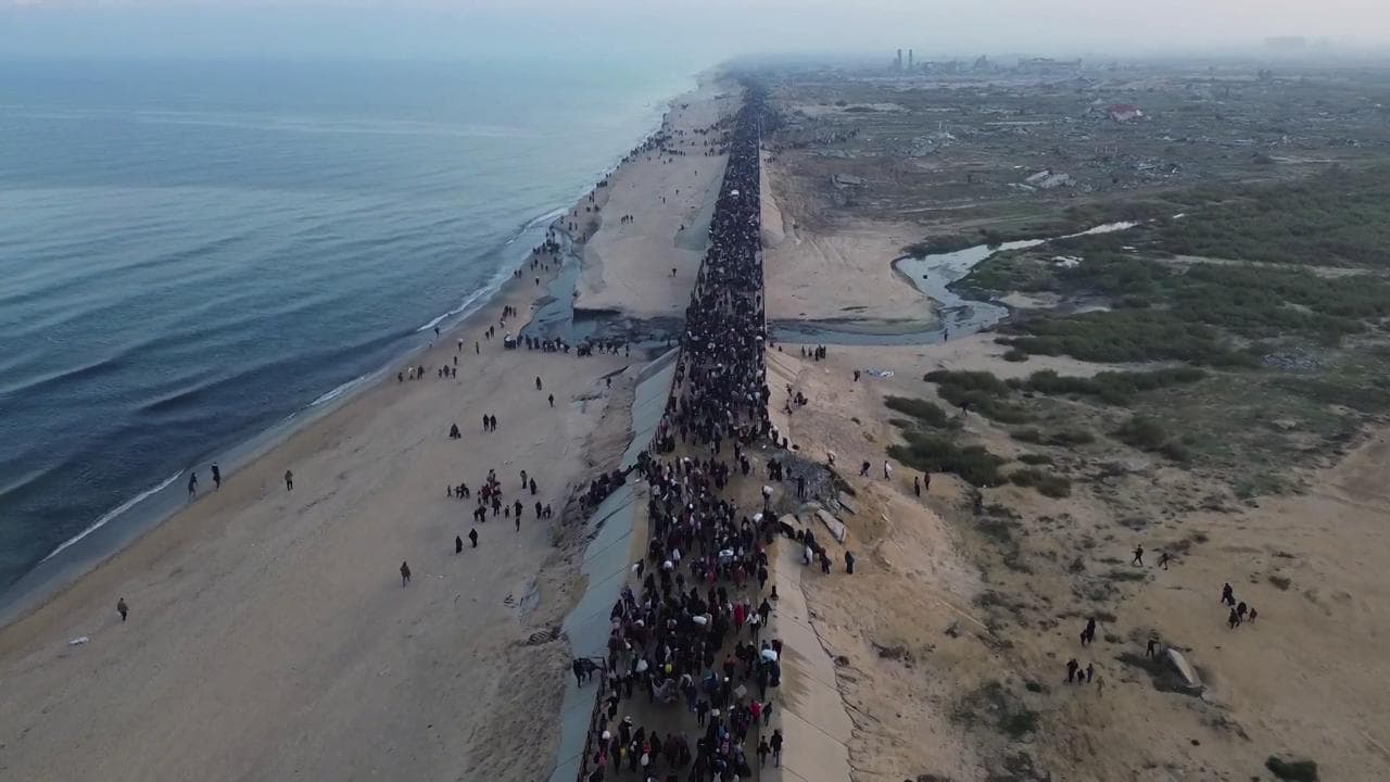 Gaza, la marcia dei palestinesi sfollati verso nord: le immagini dal drone