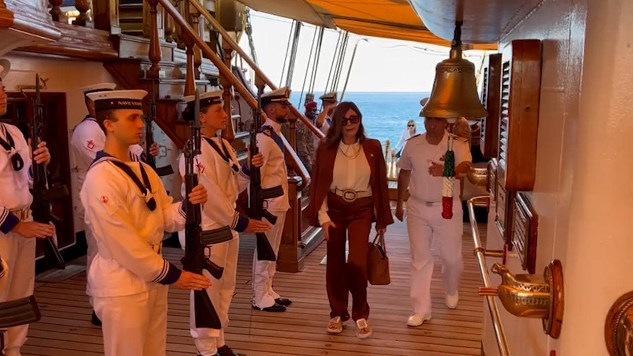 La ministra Santanchè a bordo della Vespucci: "Un pezzo di storia italiana in giro per il mondo"
