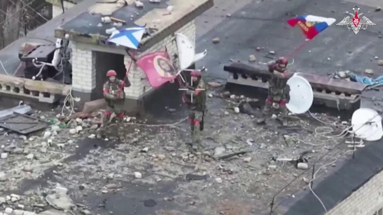 Ucraina, Mosca conquista Velyka Novosilka: i soldati con la bandiera russa sui tetti delle case