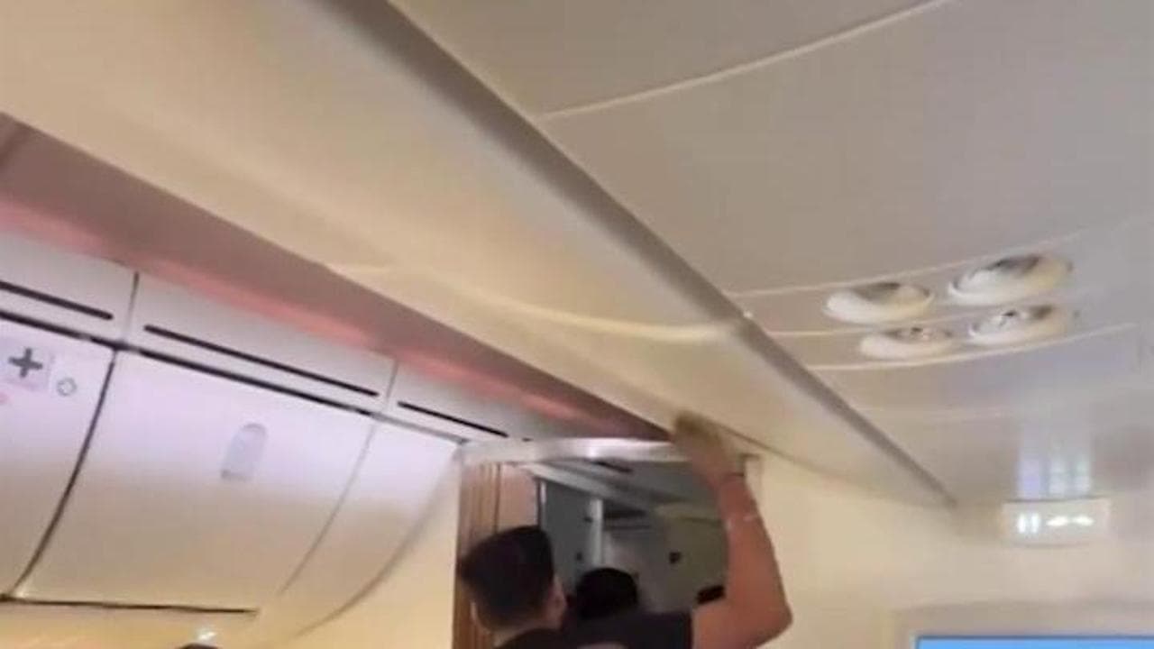 Mumbai, chiusi per 5 ore nell'aereo fermo: la rabbia dei passeggeri