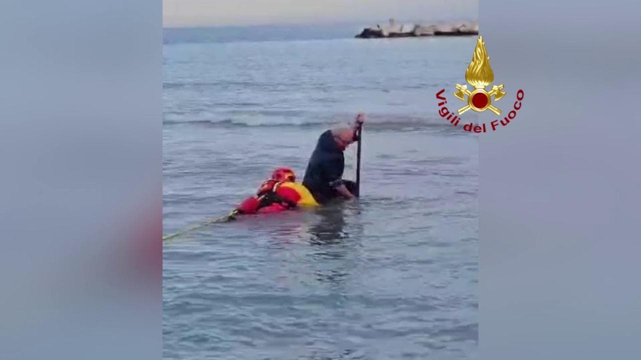 Marina Palmense, pescatore sprofonda nella sabbia: salvato in extremis dai vigili del fuoco
